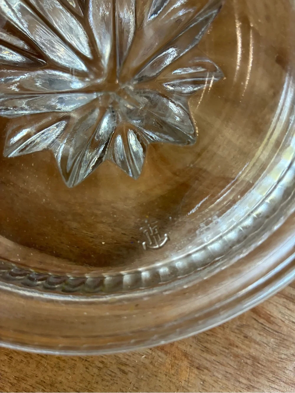 Clear Glass Citrus Juicer and Bowl - Classic Manual Reamer 8”